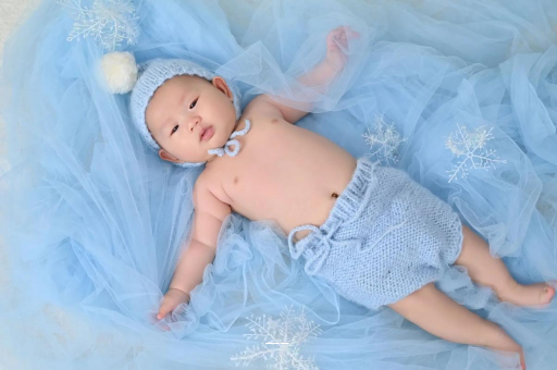 五家渠宝宝从床上掉下来